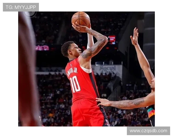 火箭与马刺激战正酣 双方全力争夺季后赛席位的关键战役 火箭与马刺激战正酣 双方全力争夺季后赛席位的关键战役